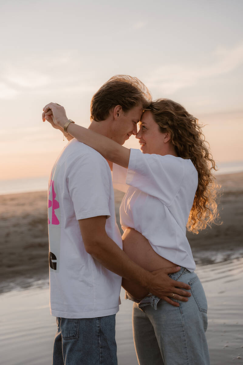 zwangerschapsshoot zwanger stel golden hour natuur