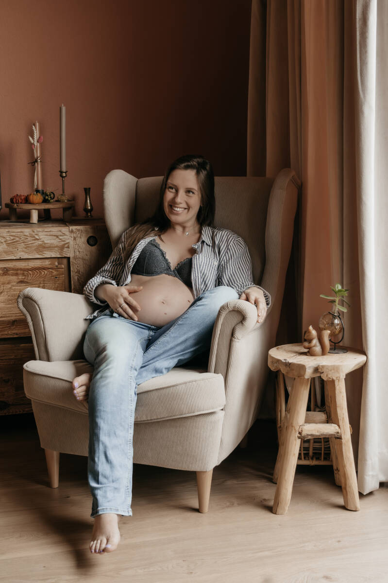 Zwangerschapsshoot thuis binnen moeder alleen gezin 