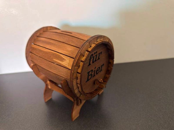 Dekorative Holz-Spardose in Fassform
