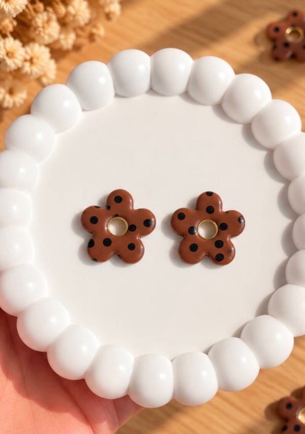Marron chocolat à pois noirs.