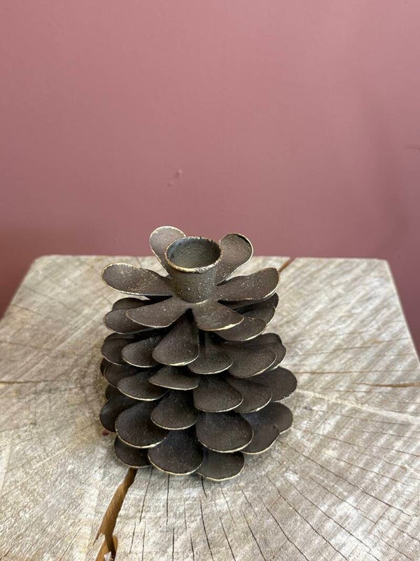 Metalen Kandelaar in Dennenappelvorm – In 2 Maten & Kleuren