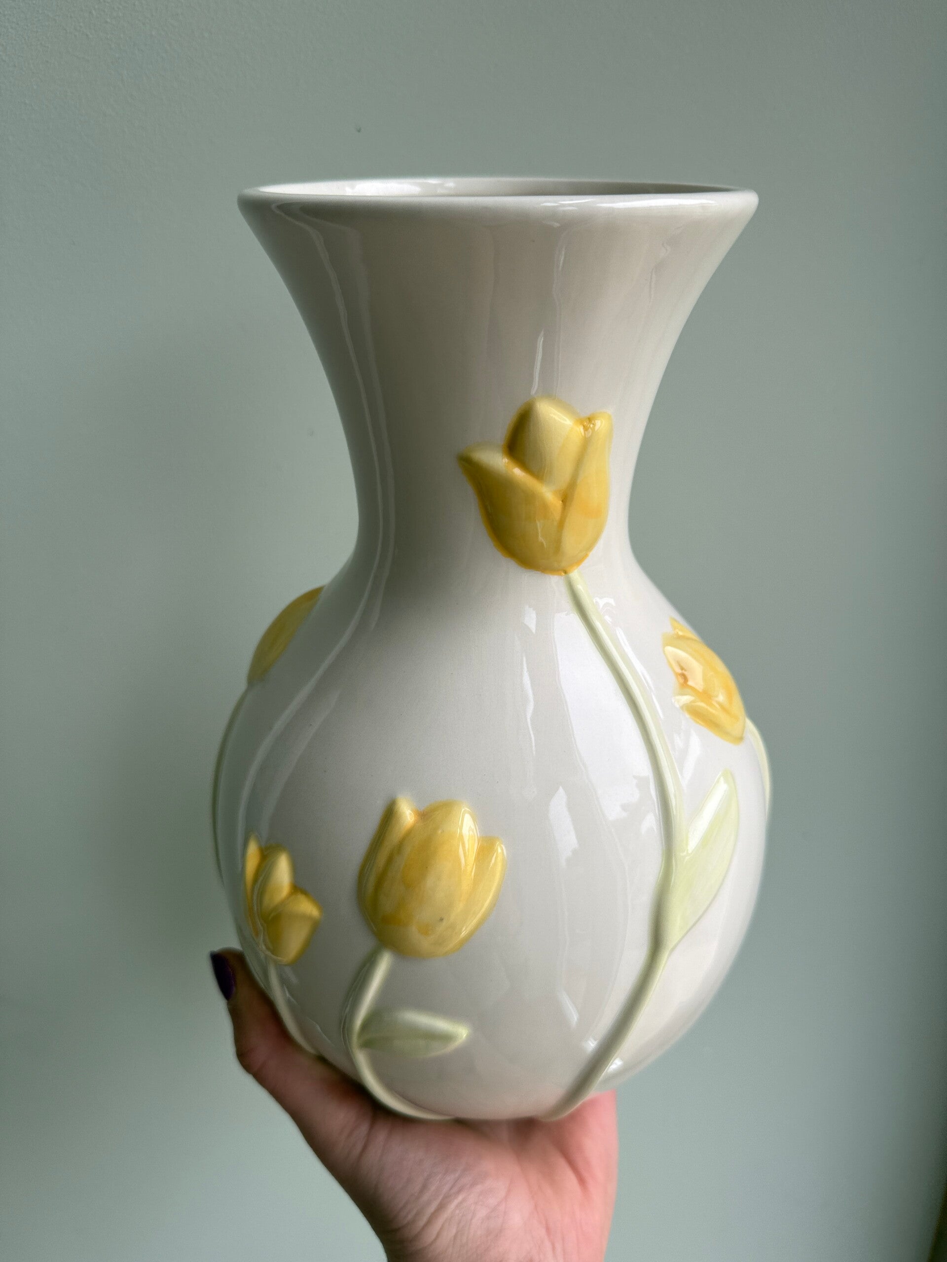 Aardewerk Tulpenvazen (groot met gele tulpen en klein met paarse tulpen)