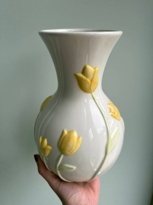 Aardewerk Tulpenvazen (groot met gele tulpen en klein met paarse tulpen)