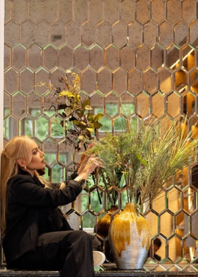 Elyse Bensusan arranging flowers 