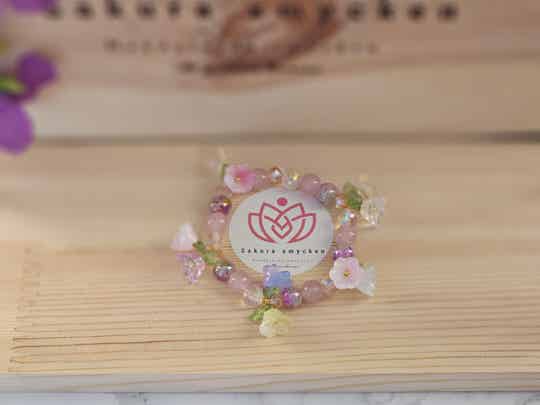 Armband med blommor