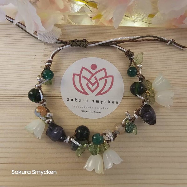 Blommig armband grön