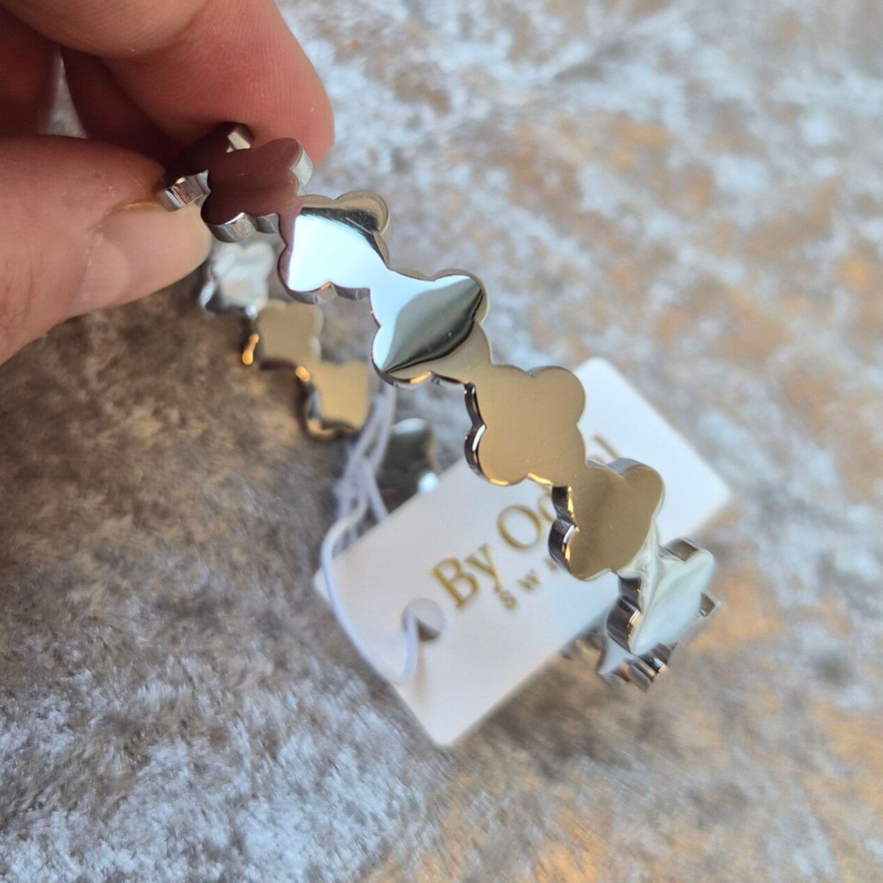 Sølvfarget kløverarmbånd