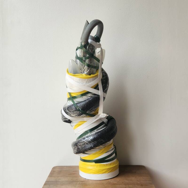 sculpture "jaune et noir" upcycling de marières diverses