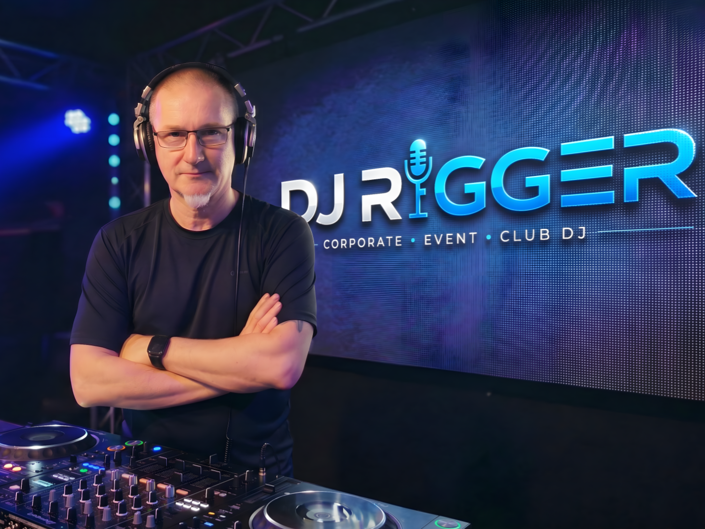 DJ Rigger am DJ-Pult mit Kopfhörern, Corporate Event und Club DJ aus Hamburg