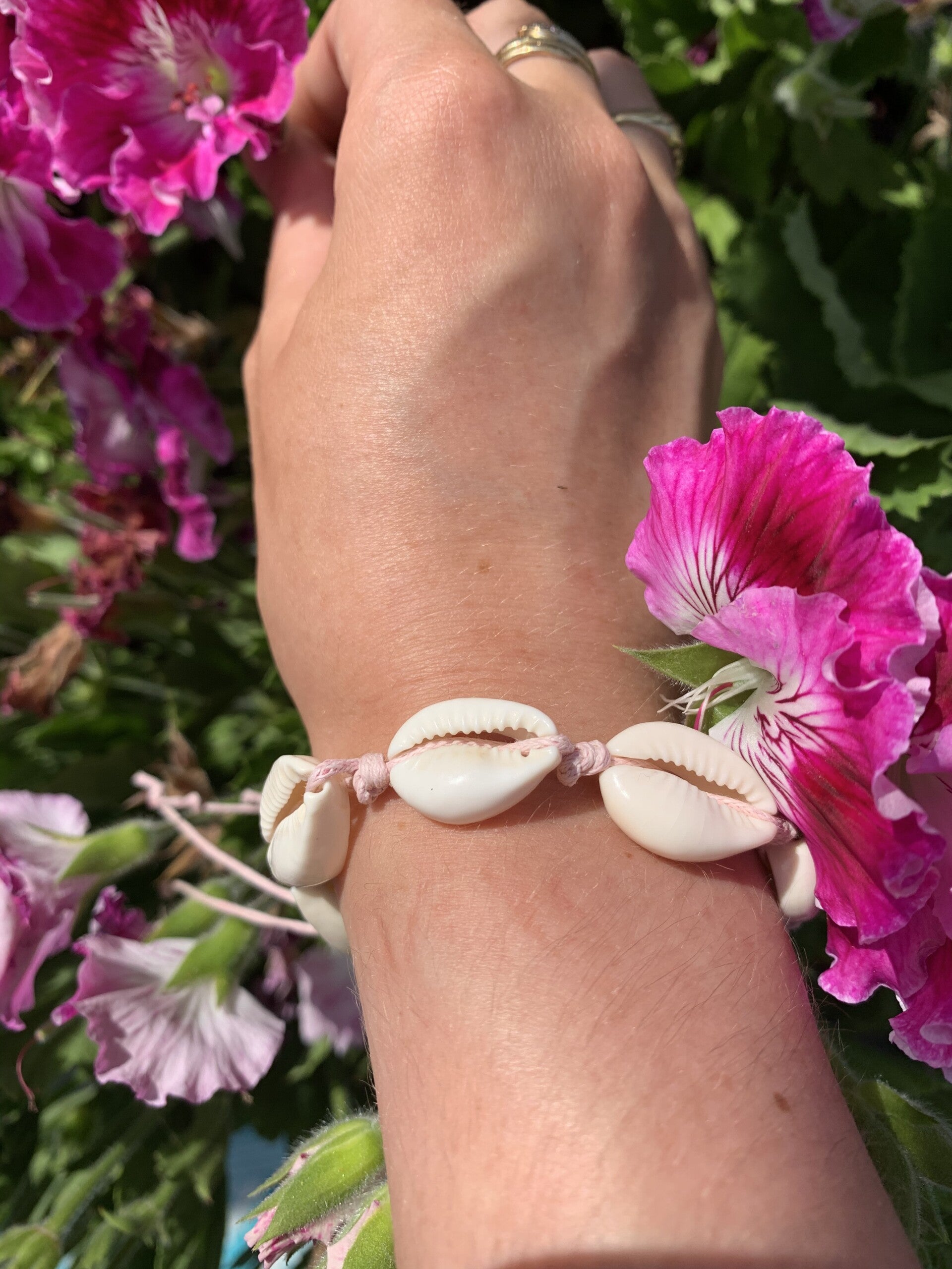 Kaurischelpen armband pastel roze