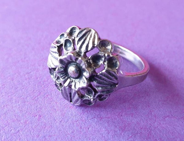 Antiker Ring Silber Blüte Tracht