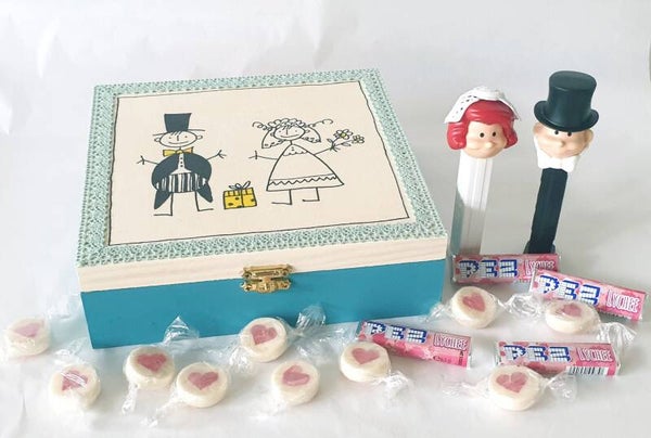 Geschenkbox Hochzeit gefüllt mit dem PEZ Brautpaar