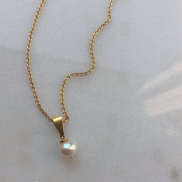 Pearl drop necklace