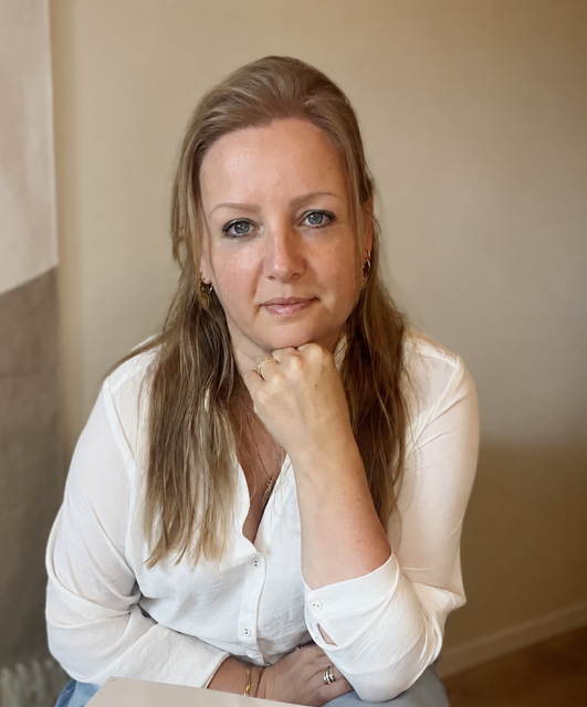 Ervaren vrouwelijke therapeut bij de behandeltafel voor lichaamswerk en massage ter ontspanning en om in contact te komen met je lichaam