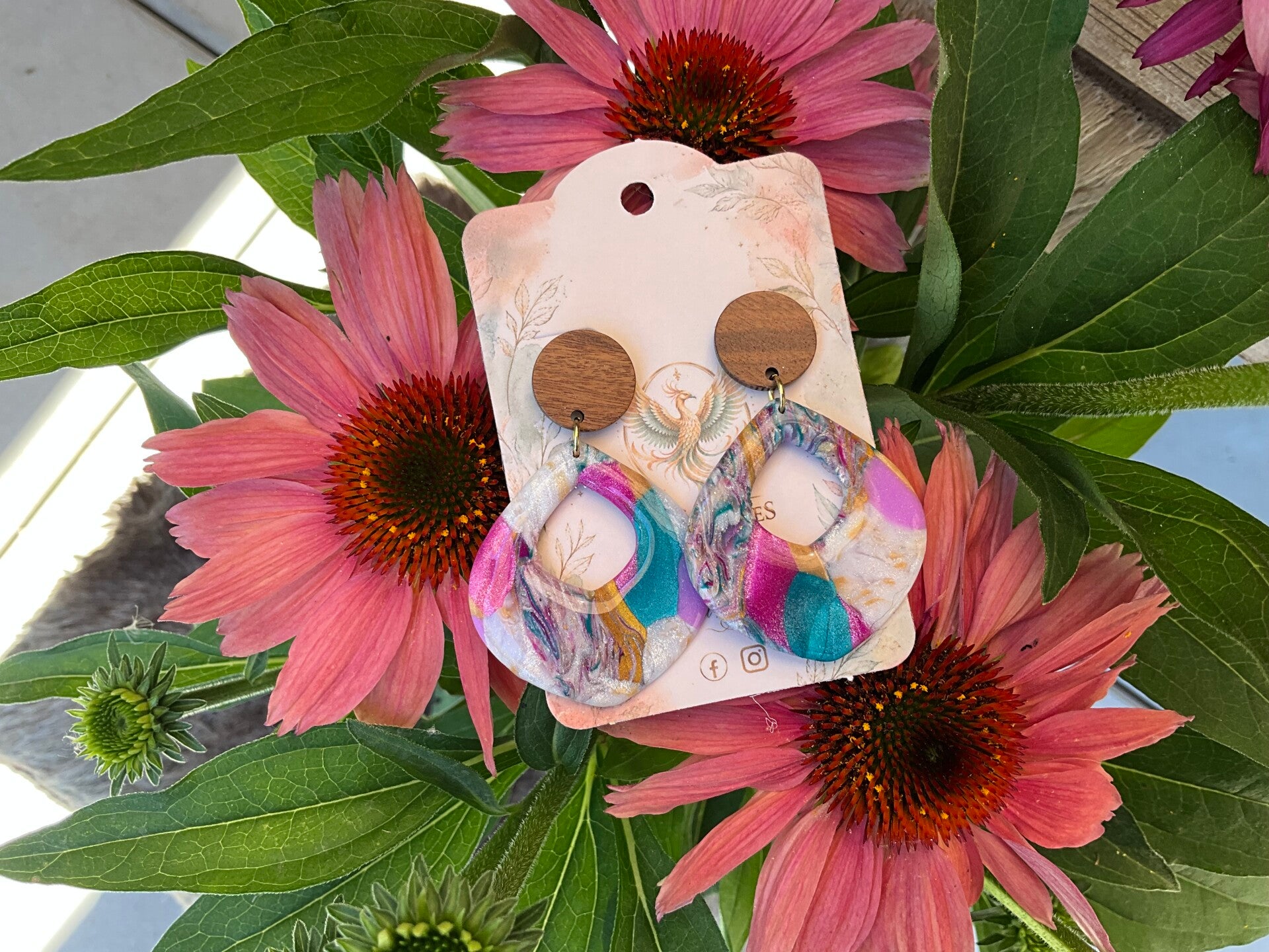 Pink en turquoise art Bell met mahonie steker