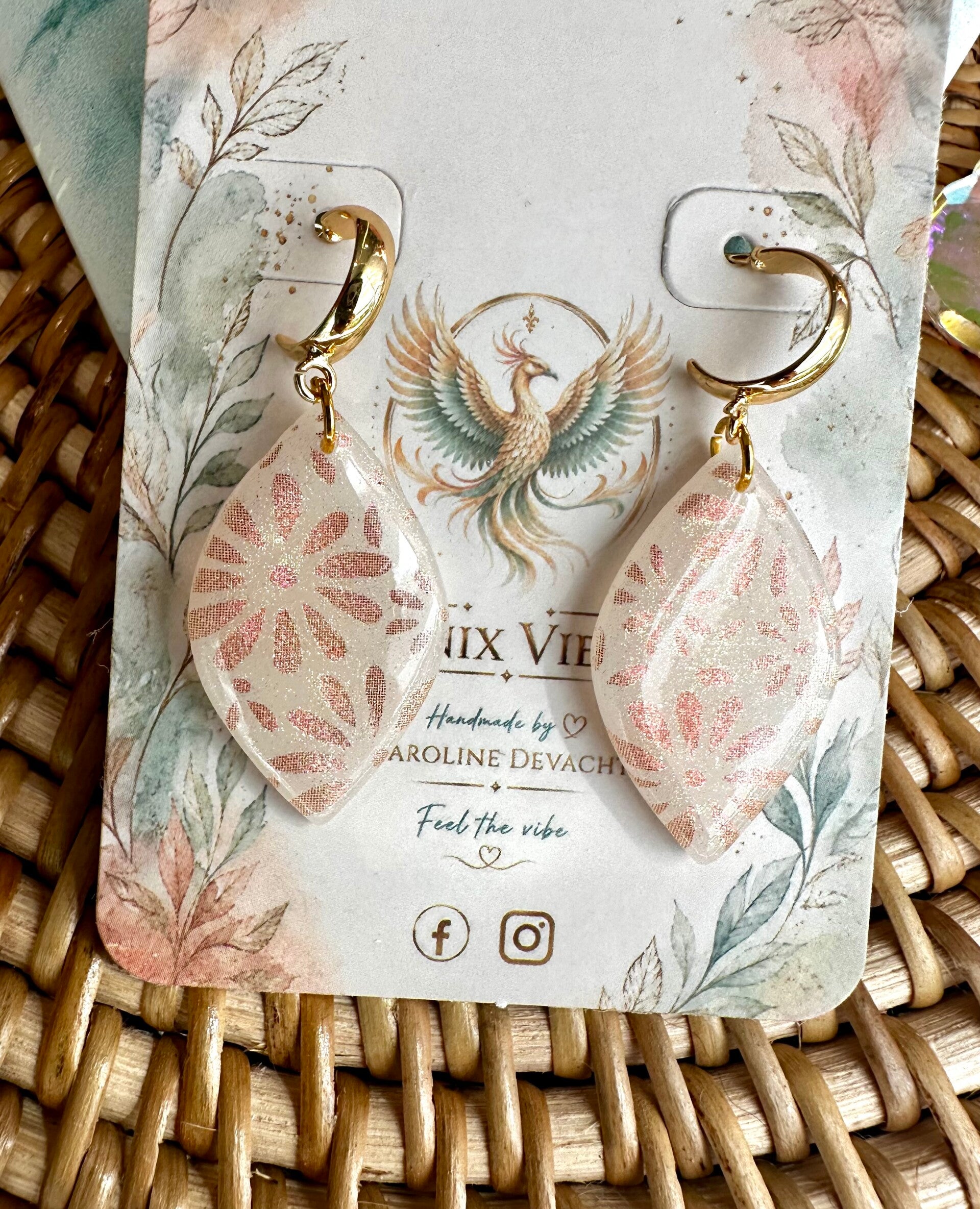 Vibrant Mila Sunglow met gouden oorsteker