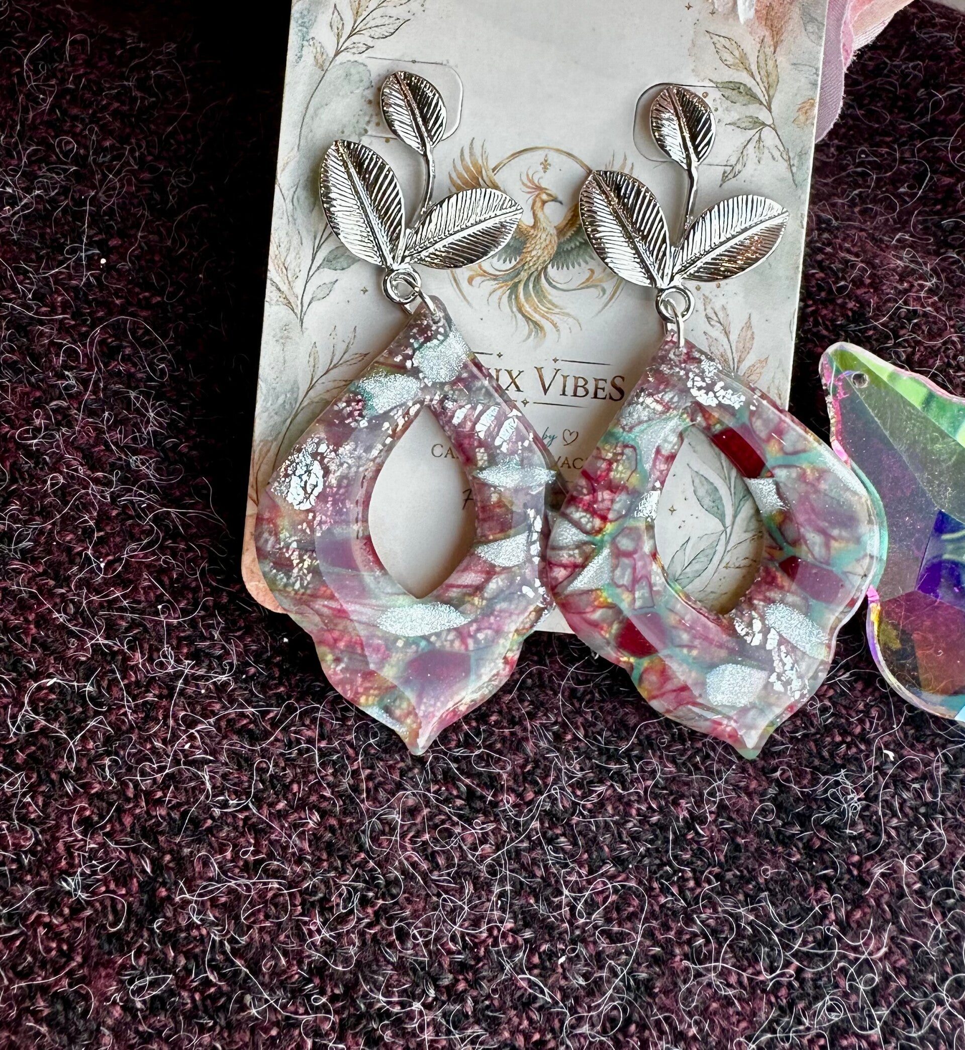 Burgundy wings met zilver steker