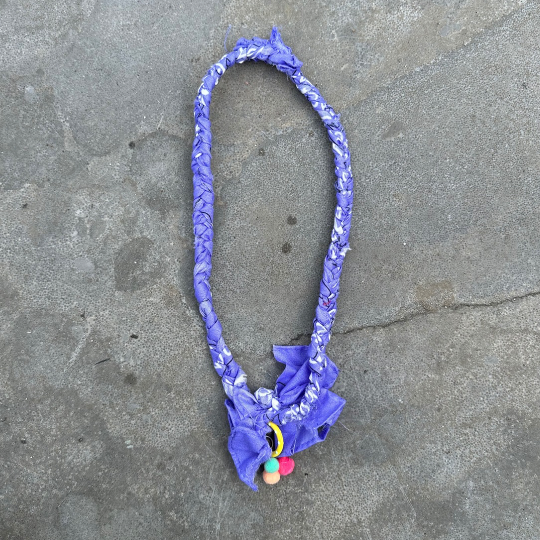 Lila ketting met mini POMPOM's