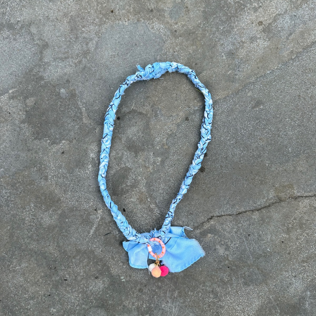 Licht blauwe ketting met mini POMPOM's