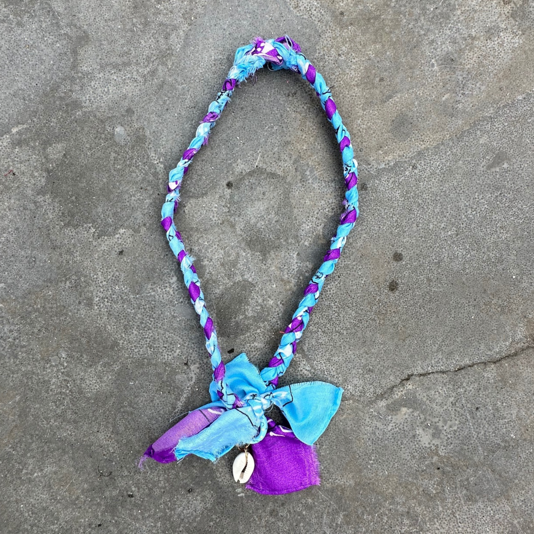 Licht blauwe / paarse ketting met schelpje