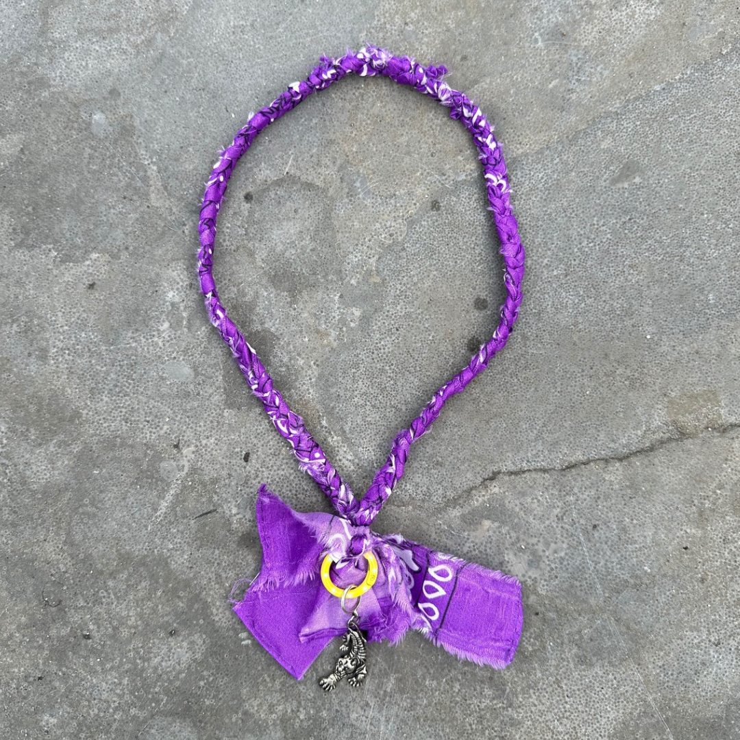 Paarse ketting met panter