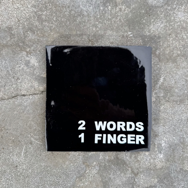 Tegeltje 2 Words , 1 Finger