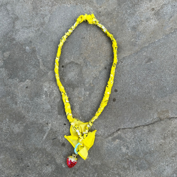 Gele ketting met aardbei