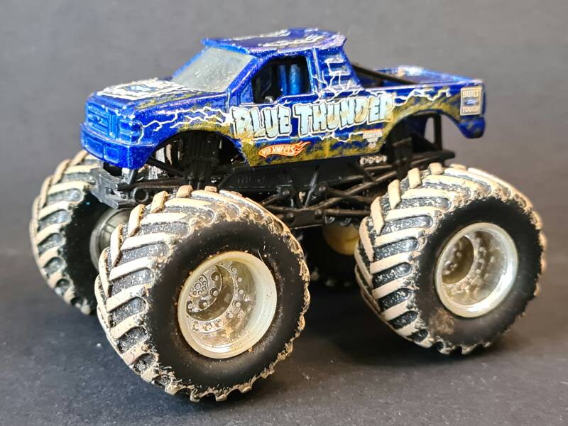 2010-blue-thunder-mud-trucks-standard-8som5a.jpg