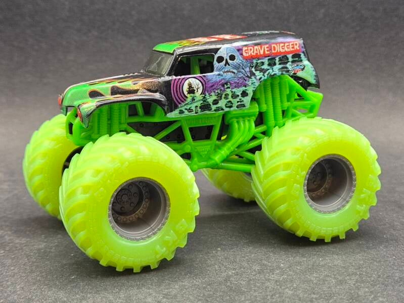 2022-grave-digger-champ-ramp-freestyle-playset-standard.jpg