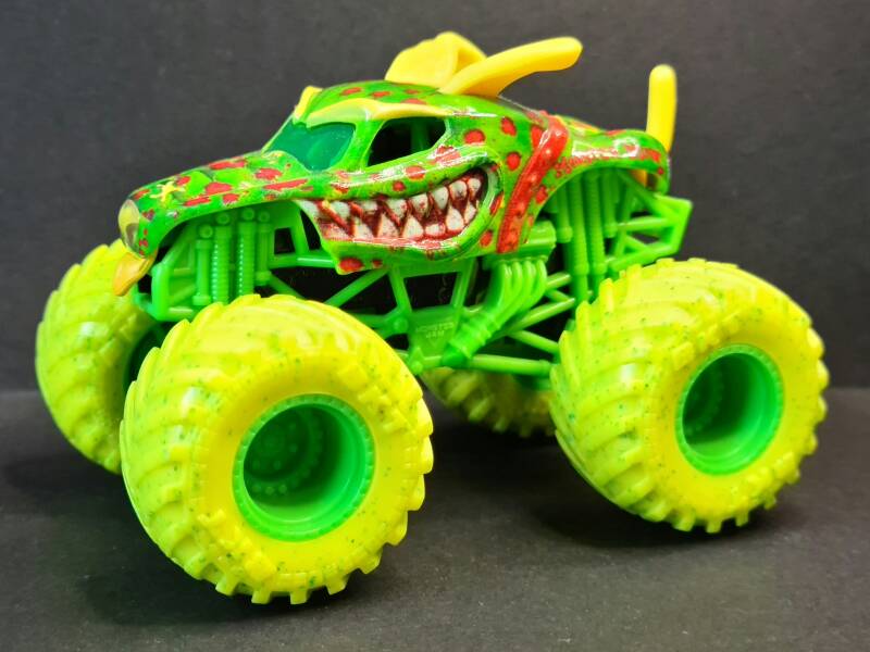 Monster Mutt Dalmatian - Alien Invasion
