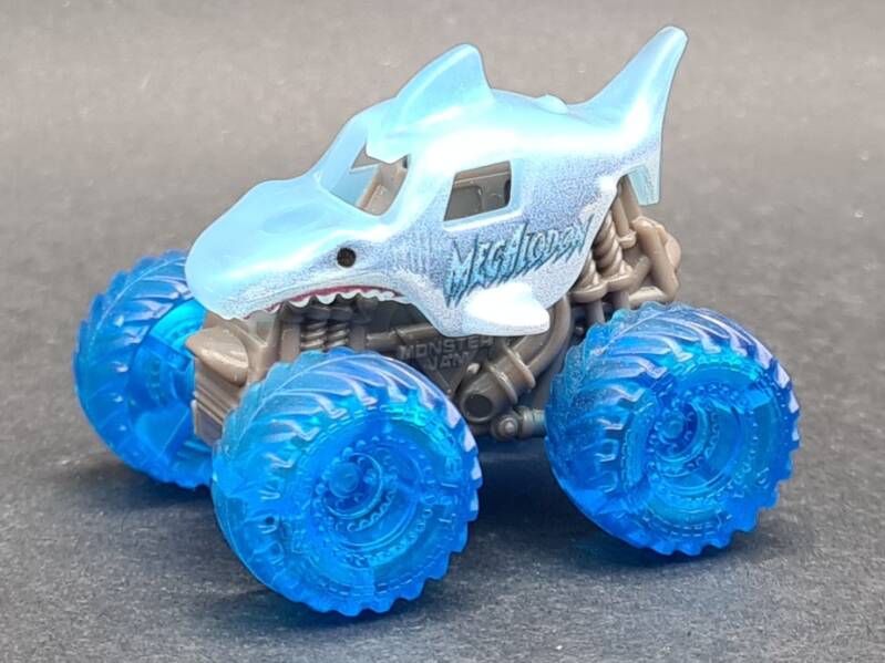 Megalodon [RARE} #36