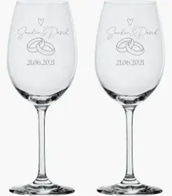 Dieses stilvolle Weinglas mit humorvoller Gravur