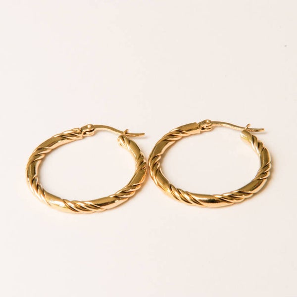 Twisted hoops met hefboomsluiting