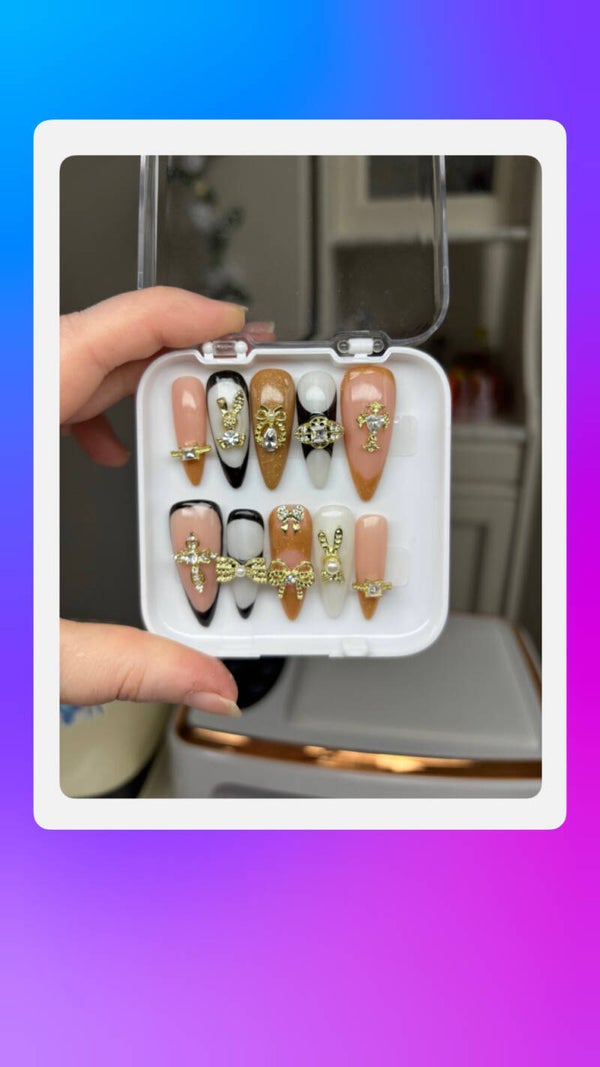 Press-On Nagels op aanvraag.