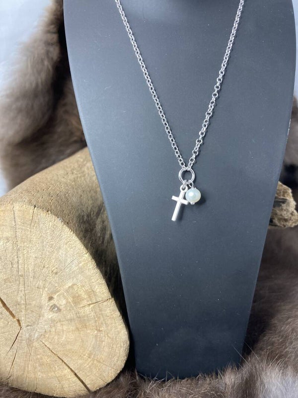 Zilveren collier met kruis en zoetwaterparel