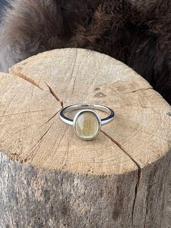 Zilveren ring met lemon kwarts cabuchon