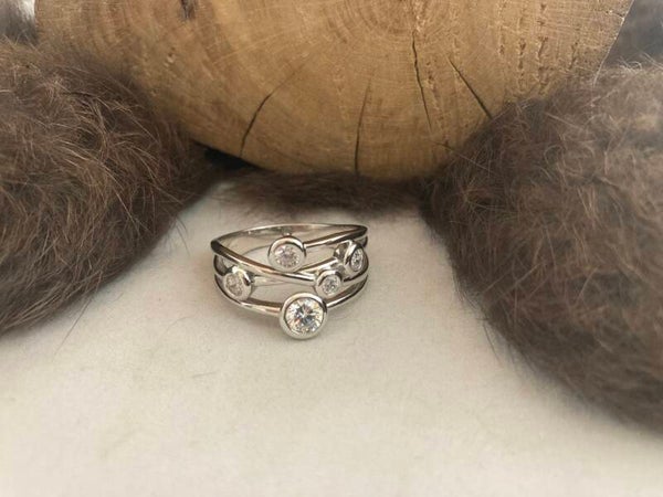 Zilveren ring met 5 zirkonia s 1338283