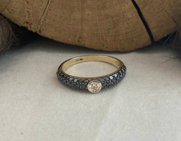 Gouden ring met zwarte diamanten