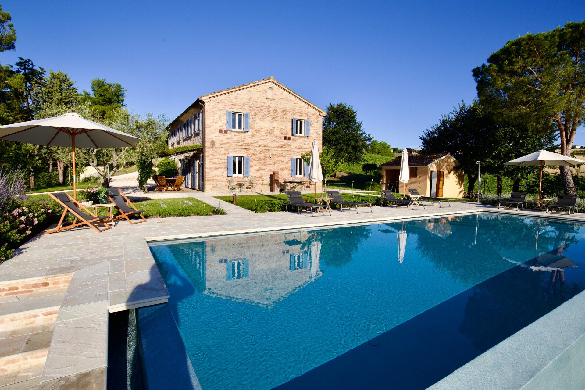 Panoramic view of Casale Oleandri with the private infinity pool in the foreground