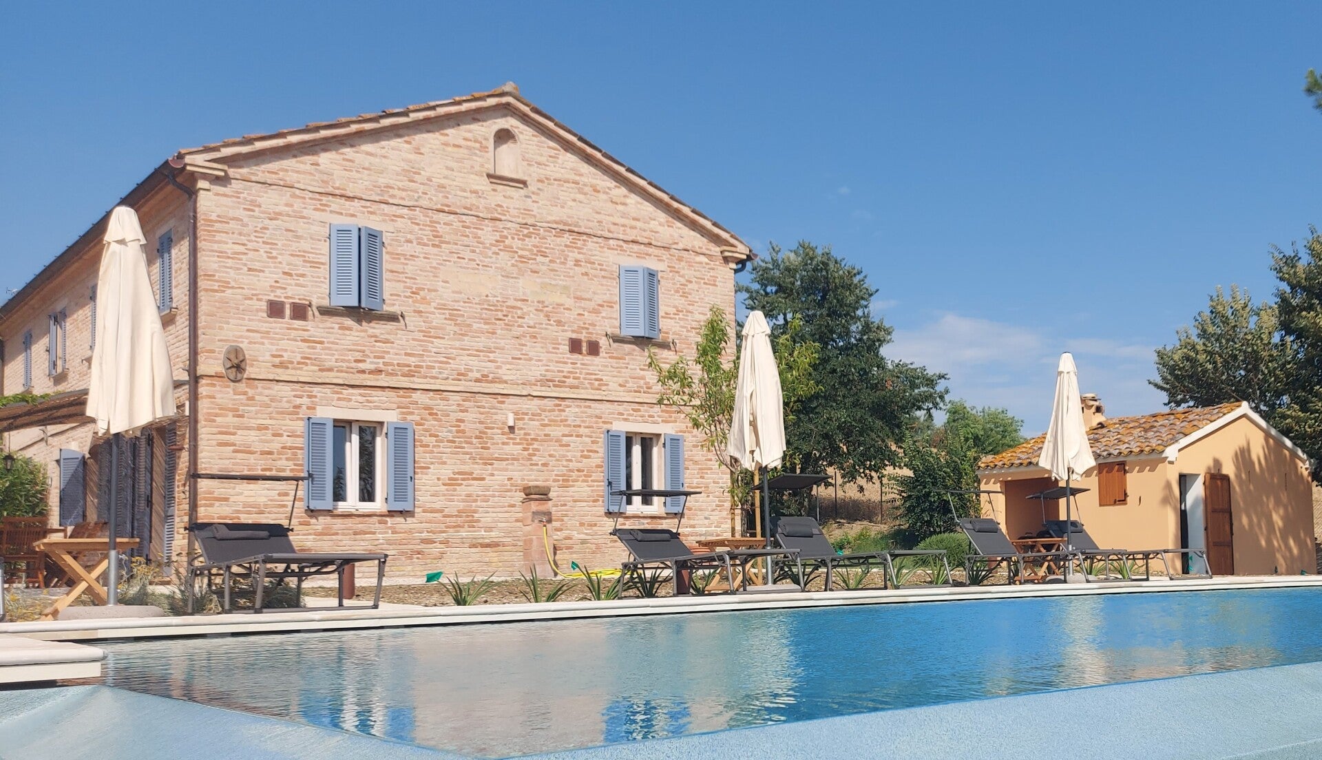 Panoramic view of Casale Oleandri with the private infinity pool in the foreground