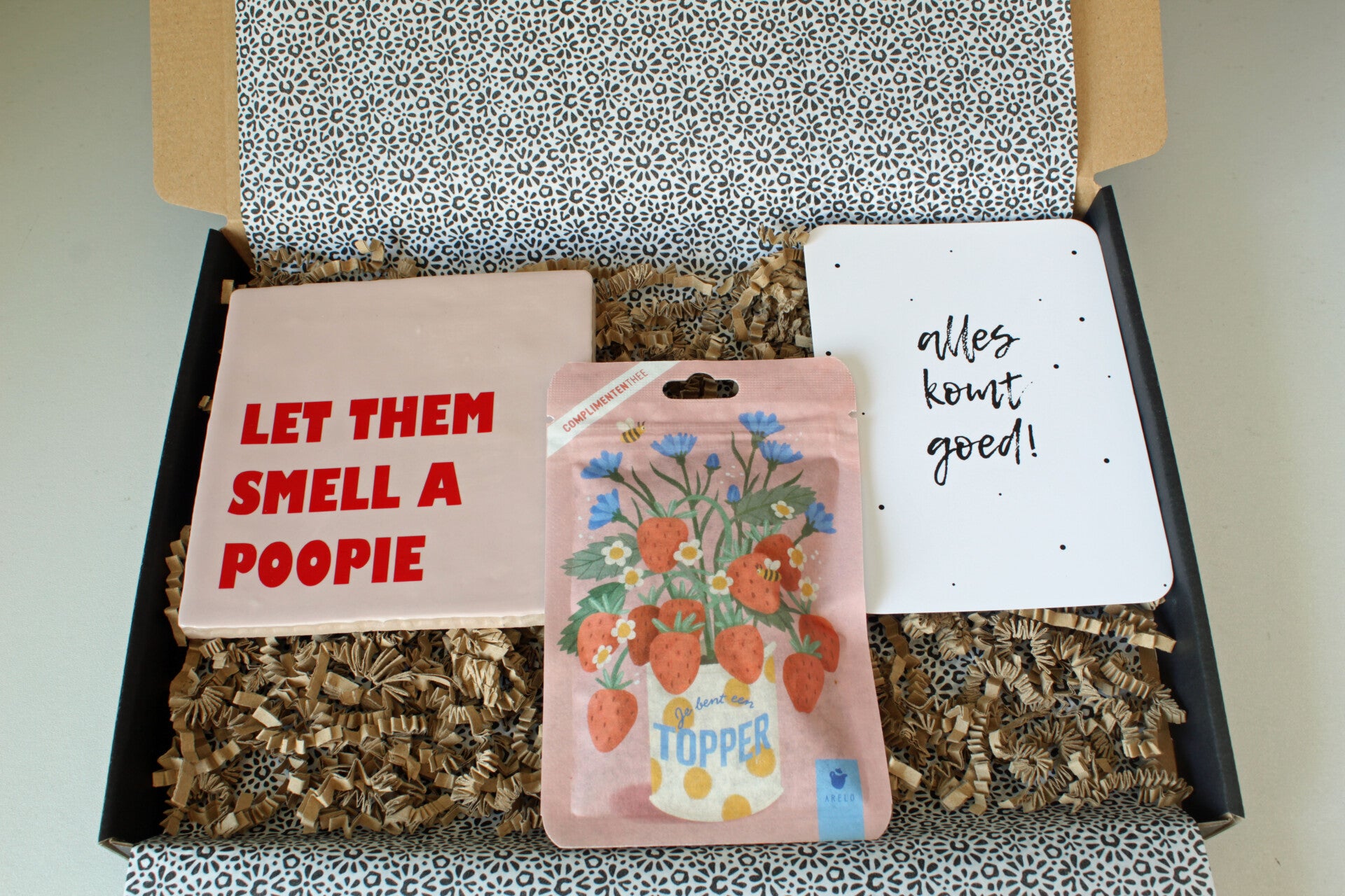 Brievenbuscadeau 'Let them smell a poopie'