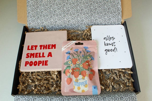 Brievenbuscadeau 'Let them smell a poopie'