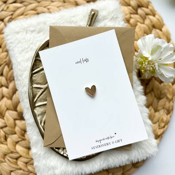 Kaart met pin 'veel liefs'