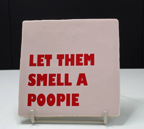 Tegeltje let them smell a poopie (roze)