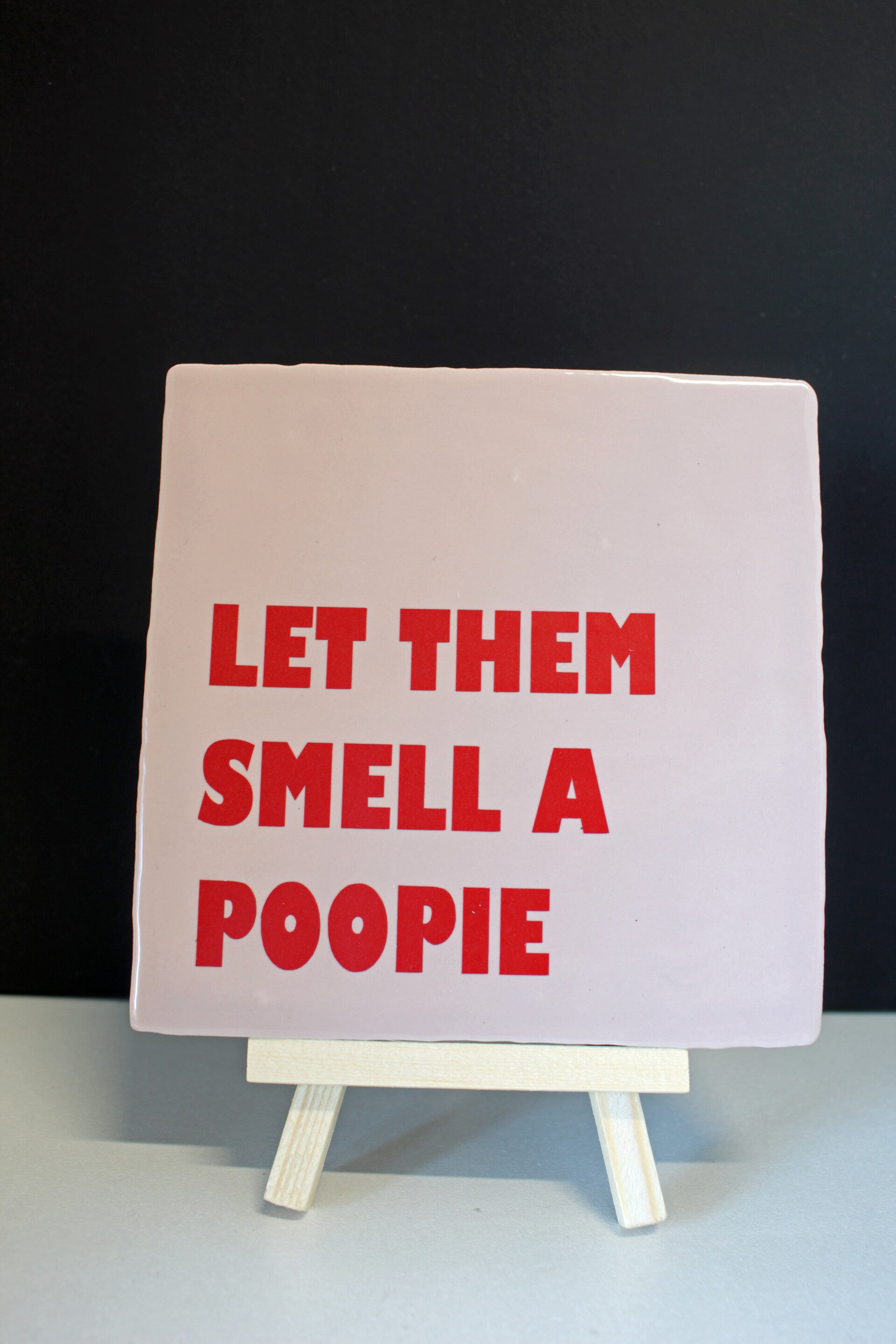 Tegeltje let them smell a poopie (roze)
