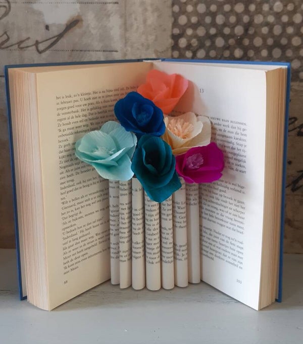 Boeketje in een boek (bibliotheek Tiel)