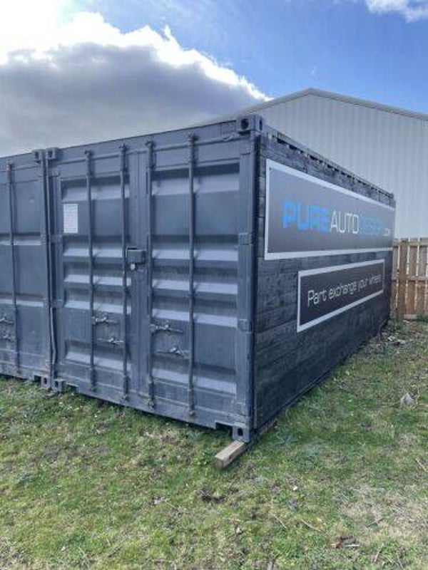 20-Fuß Versandcontainer Dunkelgrau mit Schwarzem Holzverkleidung