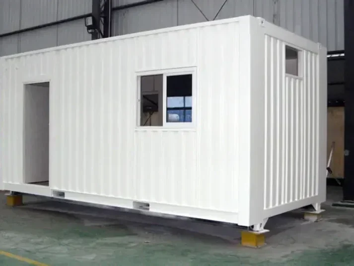 Neues weißes 20-Fuß-Containerbüro – isoliert und ausgestattet
