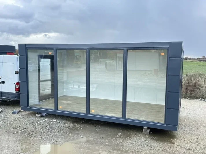 Gewerbecontainer 3 x 6 m – Offener Raum mit Schaufenstern
