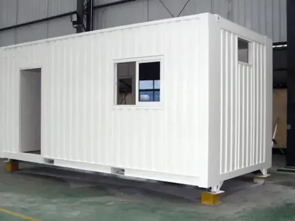 Neues weißes 20-Fuß-Containerbüro – isoliert und ausgestattet